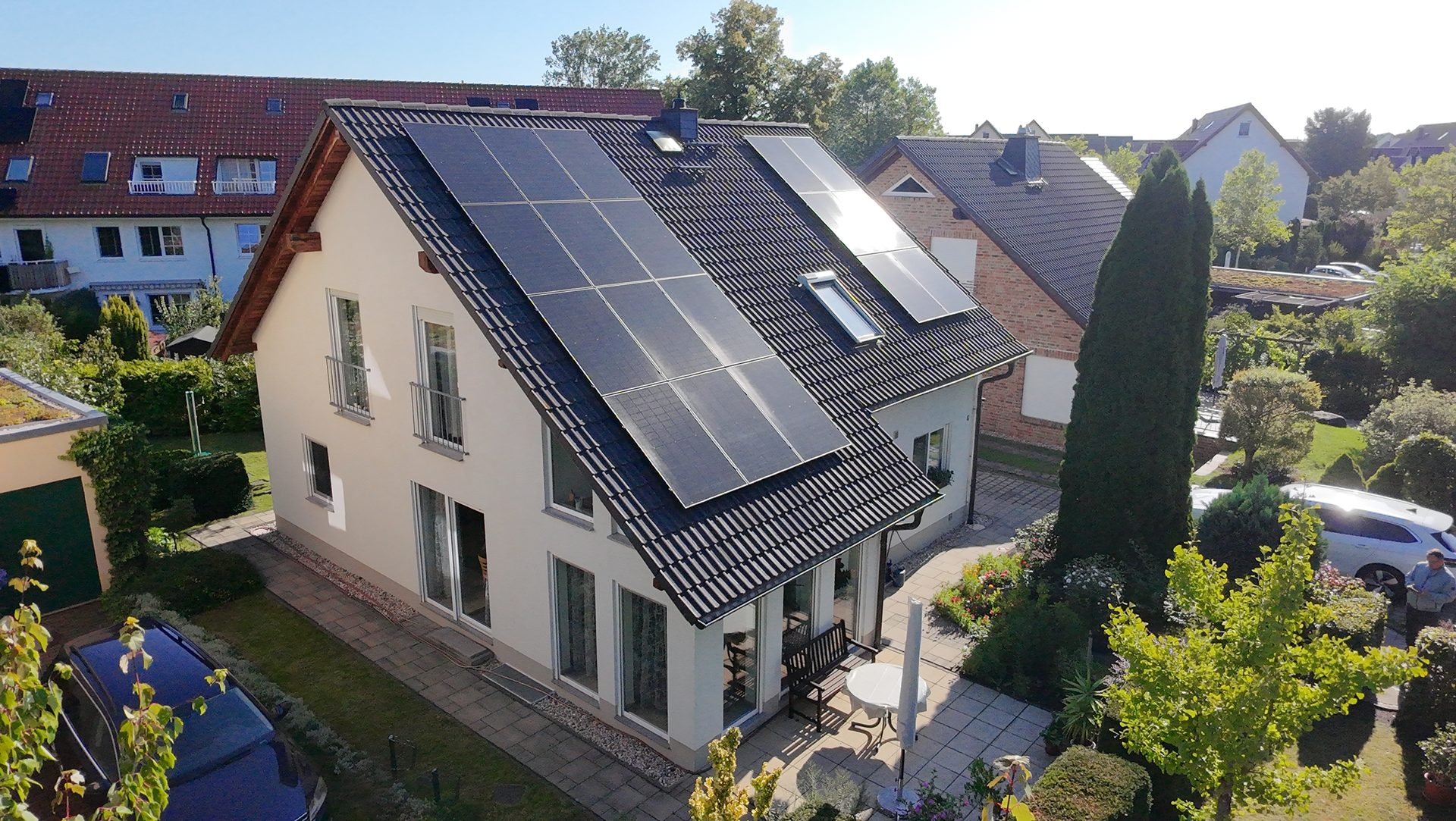 Luftaufnahme eines Wohnhauses mit Solaranlage